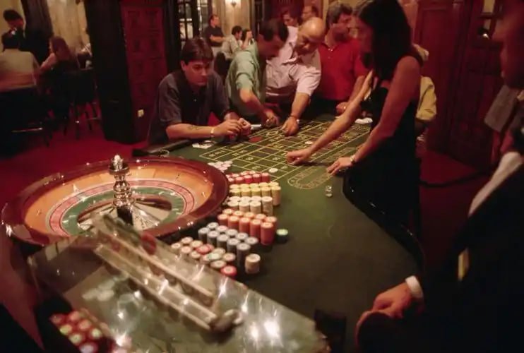 Live Baccarat dealer card dealing real-time streaming